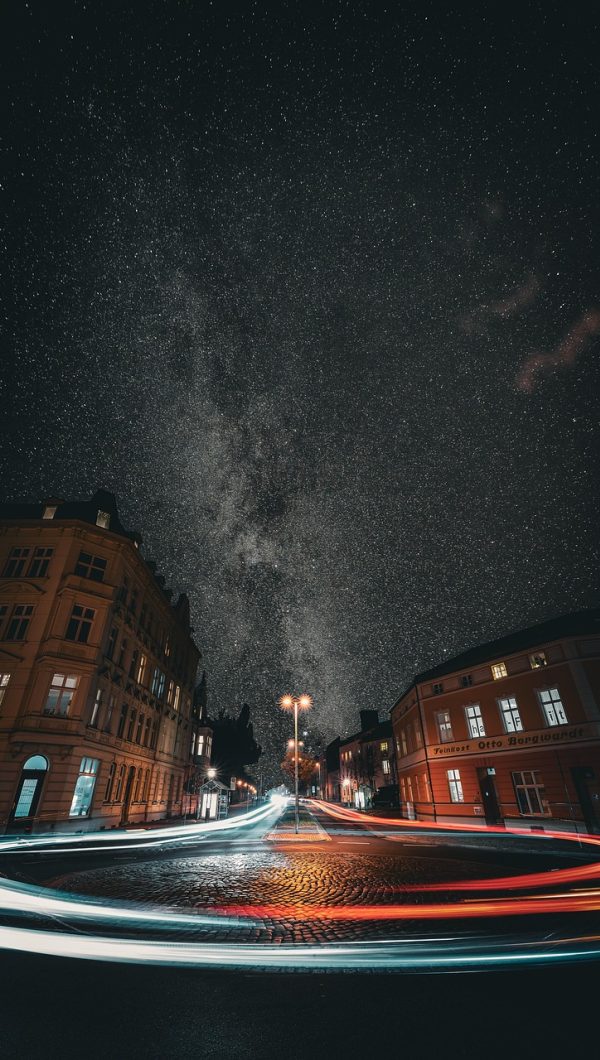 夜晚书桌上手机屏幕亮着福彩双色球开奖号码历史列表，旁边放着一杯凉透的茶与一支铅笔