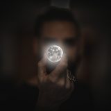 校对员拿着打印稿在灯下用红笔圈出数字出入处的细节画面